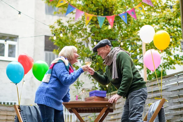 快乐的老夫妇，在城市的户外咖啡馆里喝酒，庆祝生日. — 图库照片