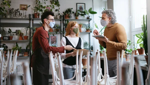 Frustrierter Besitzer, Manager streitet mit Kellner in geschlossenem Café, kleine Firma wegen Coronavirus geschlossen. — Stockfoto