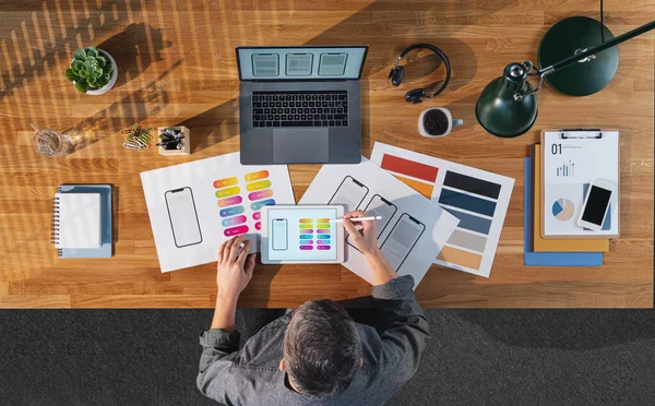 Visão superior do empresário trabalhando no computador na mesa com papelada no escritório em casa. — Fotografia de Stock