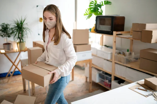 Mulher jovem dropshipper trabalhando em casa, processando ordens. Conceito de coronavírus. — Fotografia de Stock