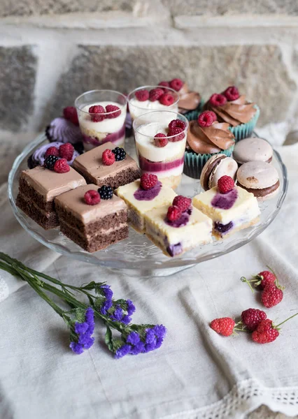 Urval av färgglada och läckra tårta desserter på bricka på bordet. — Stockfoto