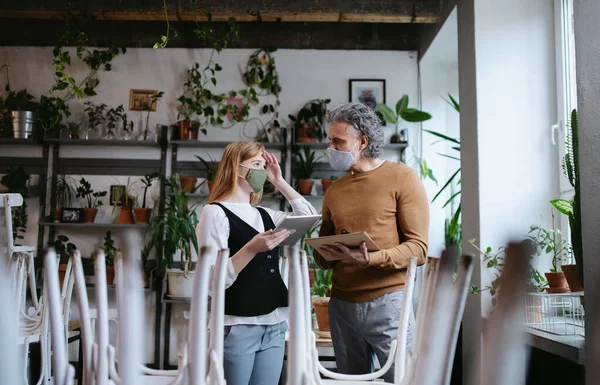 Manager und Managerinnen in geschlossenem Café, Schließung von Kleinunternehmen wegen Coronavirus. — Stockfoto