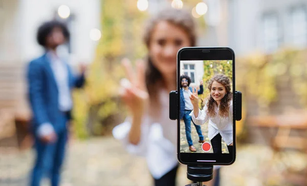 Νεαρό ζευγάρι κάνει βίντεο με smartphone σε εξωτερικούς χώρους στο δρόμο, tik tok έννοια. — Φωτογραφία Αρχείου