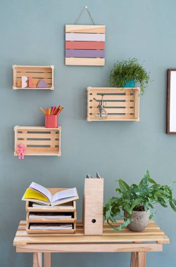 Duvarında süslemeler olan tahta kutu rafları, doğal dekor konsepti..