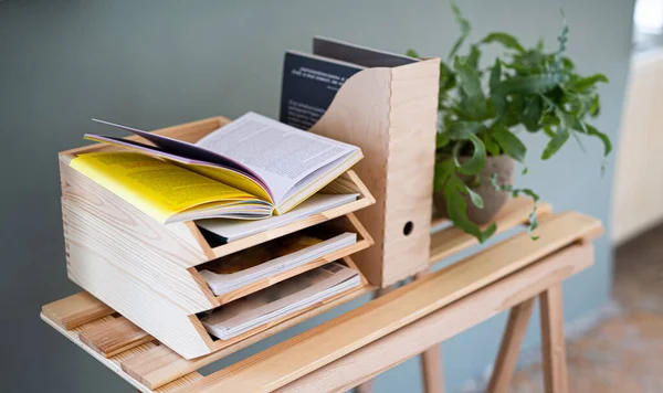 Portarrollos y organizadores de bandejas de madera de papel y documento sobre escritorio, concepto de decoración natural. — Foto de Stock