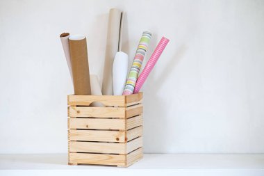 Masanın üzerinde tahta kutu kutusu, doğal dekor konsepti..