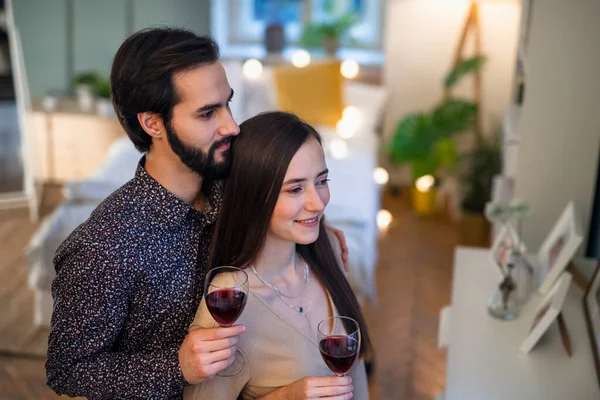 Młoda para w miłości trzyma kieliszki wina w domu. — Zdjęcie stockowe