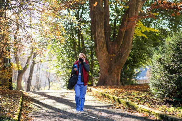 Kvinnlig vårdgivare, sjuksköterska eller sjukvårdspersonal utomhus på väg till jobbet, coronavirus koncept. — Stockfoto