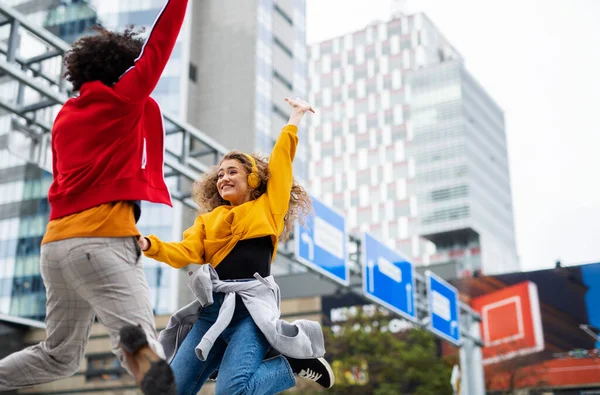Casal jovem fazendo vídeo para mídias sociais ao ar livre na rua, pulando. — Fotografia de Stock