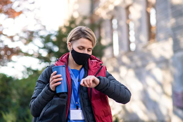 Mulher cuidadora, enfermeira ou profissional de saúde ao ar livre no caminho para o trabalho, conceito de coronavírus. — Fotografia de Stock