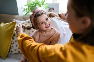 Kız kardeşler evde oyun oynuyorlar. Kilitleme kavramı.