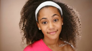 Stüdyoda kameraya bakan genç kızın portresi..