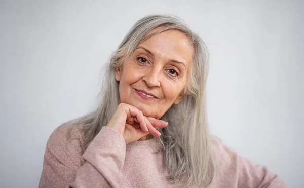 Vorderseite Porträt einer Seniorin, die zu Hause steht und in die Kamera schaut. — Stockfoto