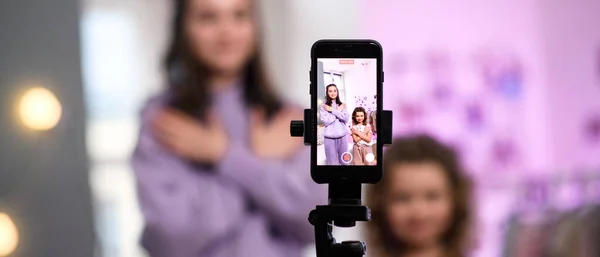 Hermanas en el interior de casa, haciendo vídeo con smartphone. Concepto de bloqueo. — Foto de Stock