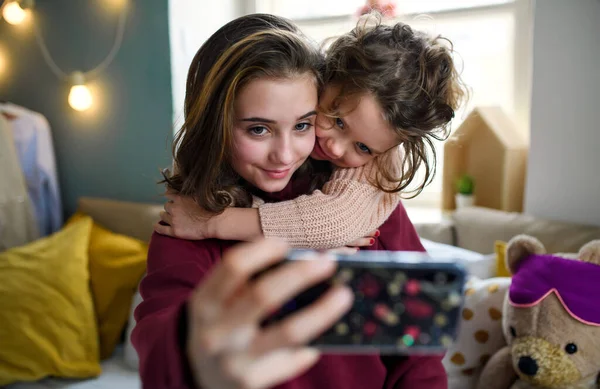 Schwestern zu Hause, Selfie mit Smartphone. Lockdown-Konzept. — Stockfoto