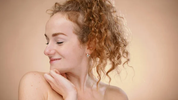 Topless young woman in a studio with closed, beauty concept. — Stock Photo, Image