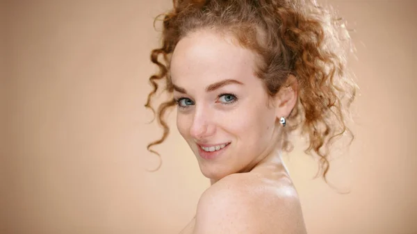 Topless jonge vrouw in een studio op zoek naar camera, schoonheid concept. — Stockfoto