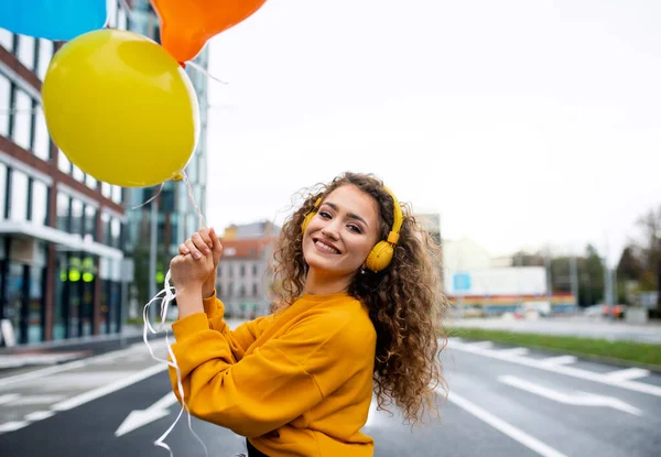 Giovane donna con palloncini all'aperto per strada, video per il concetto di social media. — Foto Stock