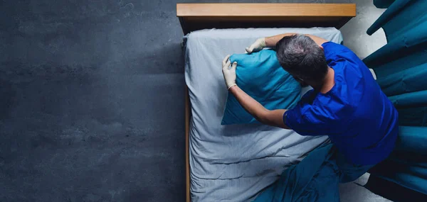 Trabajador de la salud haciendo en la cama en el hospital, concepto coronavirus. —  Fotos de Stock