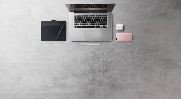 Byt ležel horní pohled kancelář pracovní prostor s notebookem na šedém pozadí. Kopírovat prostor. — Stock fotografie