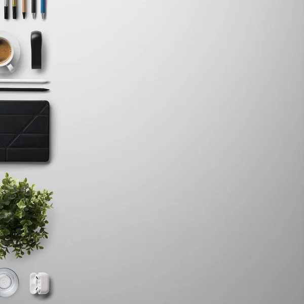 灰色の背景にオフィス用品と作業スペースのフラットレイアウト上のビュー。スペースのコピー. — ストック写真