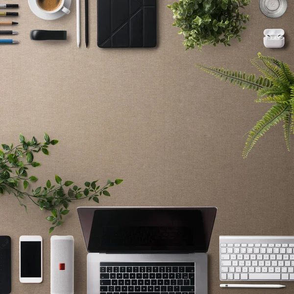 Flat lay vista superior escritório mesa de trabalho espaço com laptop e material de escritório em fundo cinza. — Fotografia de Stock