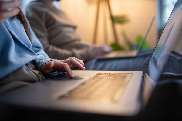 Casal irreconhecível usando laptops na cama em casa, conceito de escritório em casa. — Fotografia de Stock