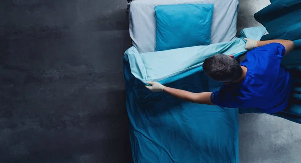 病院でベッドをしている医療従事者コロナウイルスの概念. — ストック写真