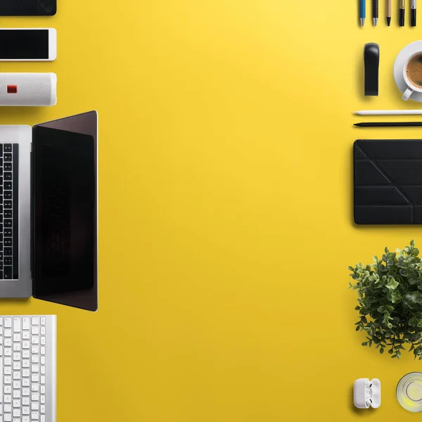 Byt ležel top view kancelářské pracovní plochy s notebookem a kancelářských potřeb na žlutém pozadí. — Stock fotografie