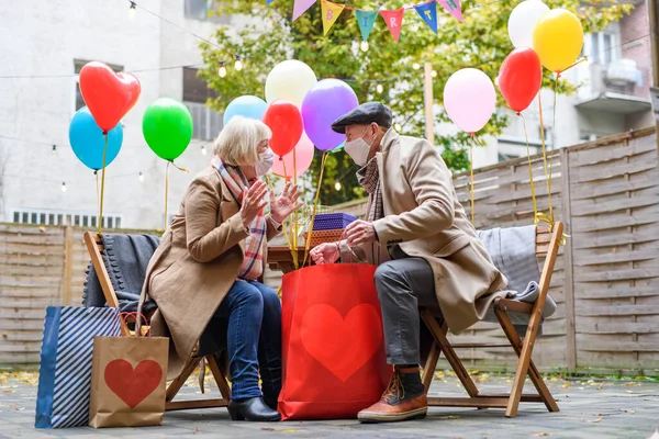 Parceiros sênior felizes no café ao ar livre na cidade, casal comemorando aniversário. Conceito de coronavírus. — Fotografia de Stock