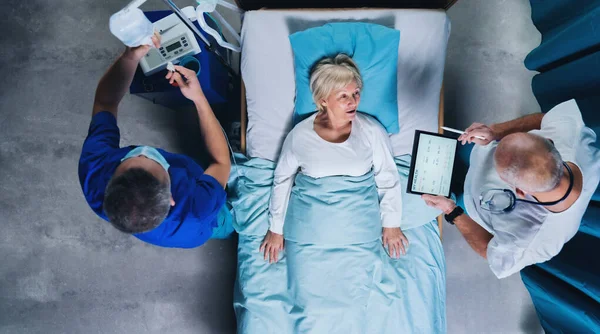 Pandangan atas dokter dan pasien covid-19 di tempat tidur di rumah sakit, konsep coronavirus. — Stok Foto