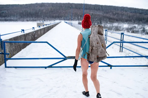 Achteraanzicht van actieve oudere vrouw in badpak buiten in de winter, koude therapie concept. — Stockfoto