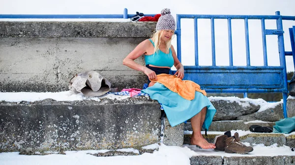 Aktivní seniorka v plavkách sušení venku v zimě, koncepce studené terapie. — Stock fotografie