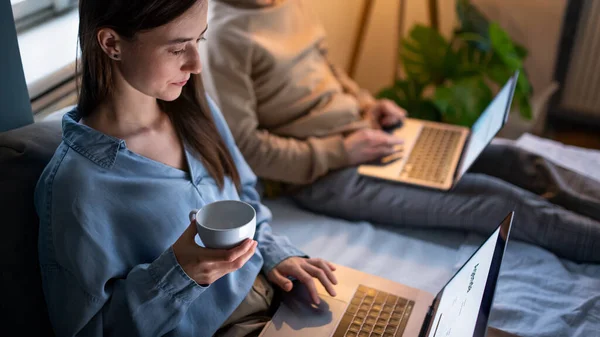 Casal irreconhecível usando laptops na cama em casa, conceito de escritório em casa. — Fotografia de Stock