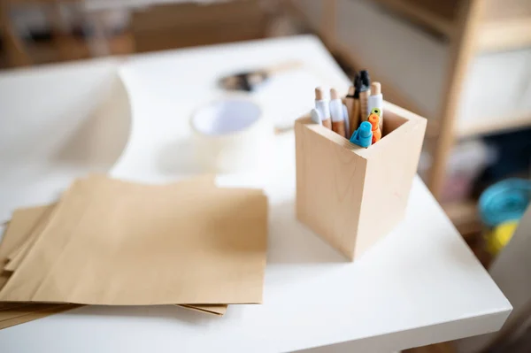 책상 위에 펜이 있는 나무 상자 컨테이너 홀더 자연적 인 디오르 개념. — 스톡 사진