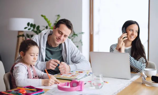 Los padres con la niña de la escuela en el interior de casa, aprendizaje a distancia y la oficina en casa. — Foto de Stock