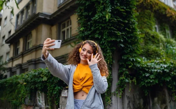 路上でスマートフォンを屋外に持つ若い女性,ソーシャルメディアのコンセプトのためのビデオ. — ストック写真