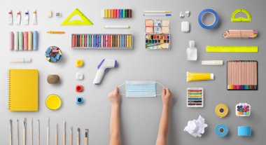 Yüz maskesi ve okul malzemeleri, okula dönüş ve koronavirüs konsepti.