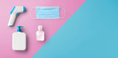 Yüz maskesi ve termometre, koronavirüs konsepti düz görünüm yatıyordu. Boşluğu kopyala.