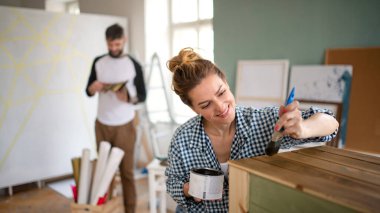 Orta yaşlı çiftler evlerinde mobilya boyuyor, yer değiştiriyor ve konsept değiştiriyor..