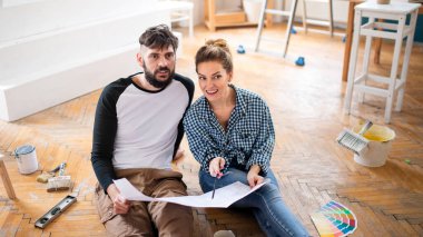 Yetişkin çiftler evde kalmayı, yer değiştirmeyi ve konsepti planlıyorlar..