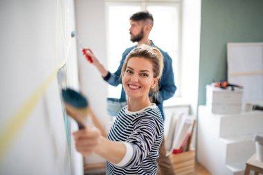 Orta yaşlı çiftler evlerinde duvar boyuyor, yer değiştiriyor ve konsept değiştiriyor..