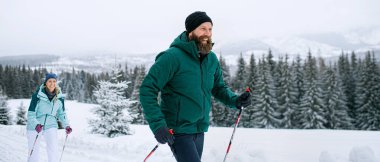 Olgun çift kış mevsiminde açık havada kayak yapıyor. Tatra dağları, Slovakya..