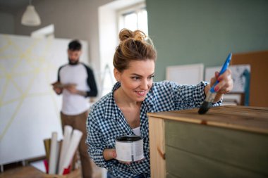 Orta yaşlı çiftler evlerinde mobilya boyuyor, yer değiştiriyor ve konsept değiştiriyor..