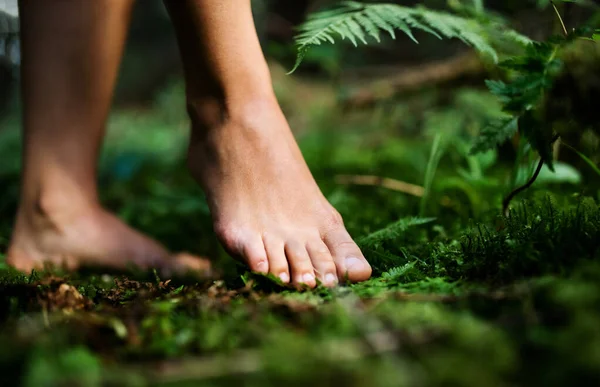 Piedi nudi di donna in piedi a piedi nudi all'aperto in natura, concetto di messa a terra. — Foto Stock