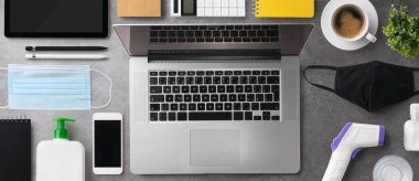 Düz görünüm masası dizüstü bilgisayar, ev ofisi ve koronavirüs konseptiyle çalışma alanı.