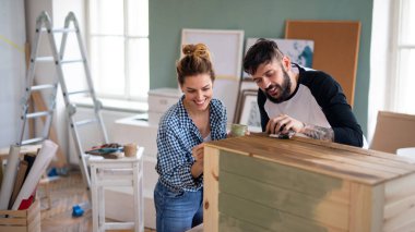 Orta yaşlı çiftler evlerinde mobilya boyuyor, yer değiştiriyor ve konsept değiştiriyor..