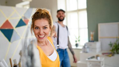 Çift evde duvar boyarken eğleniyor, yer değiştiriyor ve konsept değiştiriyor..