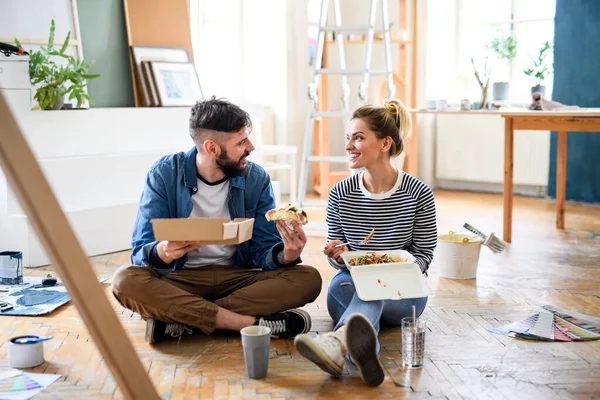 Para jedząca lunch w domu, przenoszenie, diy i koncepcja dostarczania żywności. — Zdjęcie stockowe