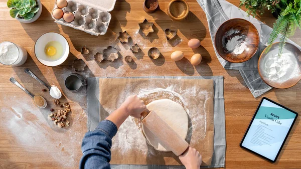 Ovanifrån av oigenkännlig kvinna bakning kex, desktop koncept. — Stockfoto